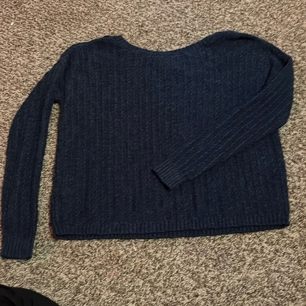 Two ways to wear long sleeve sweater
